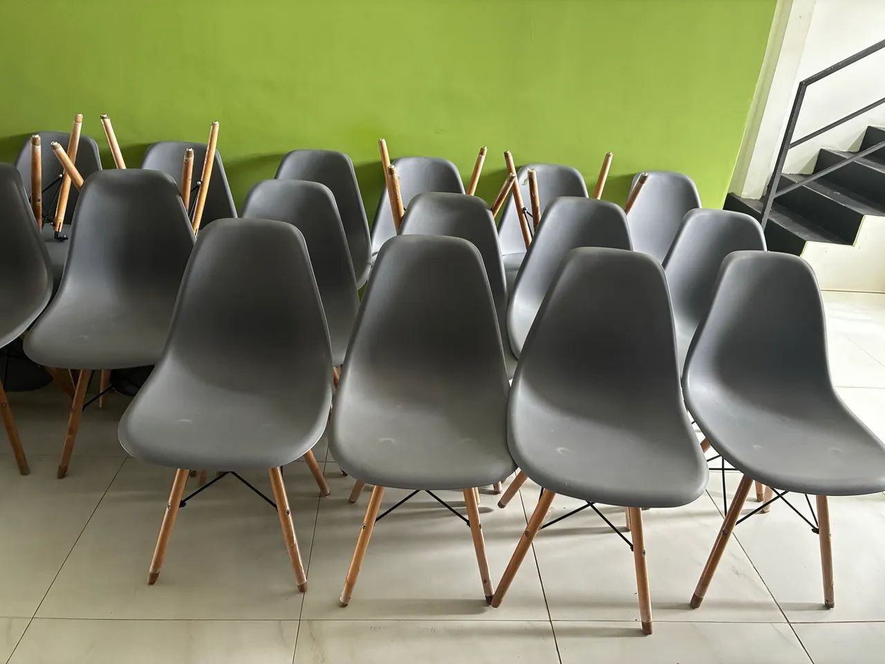Cadeiras Eames Eiffel Cinza com Pés de Madeira - Foto 3