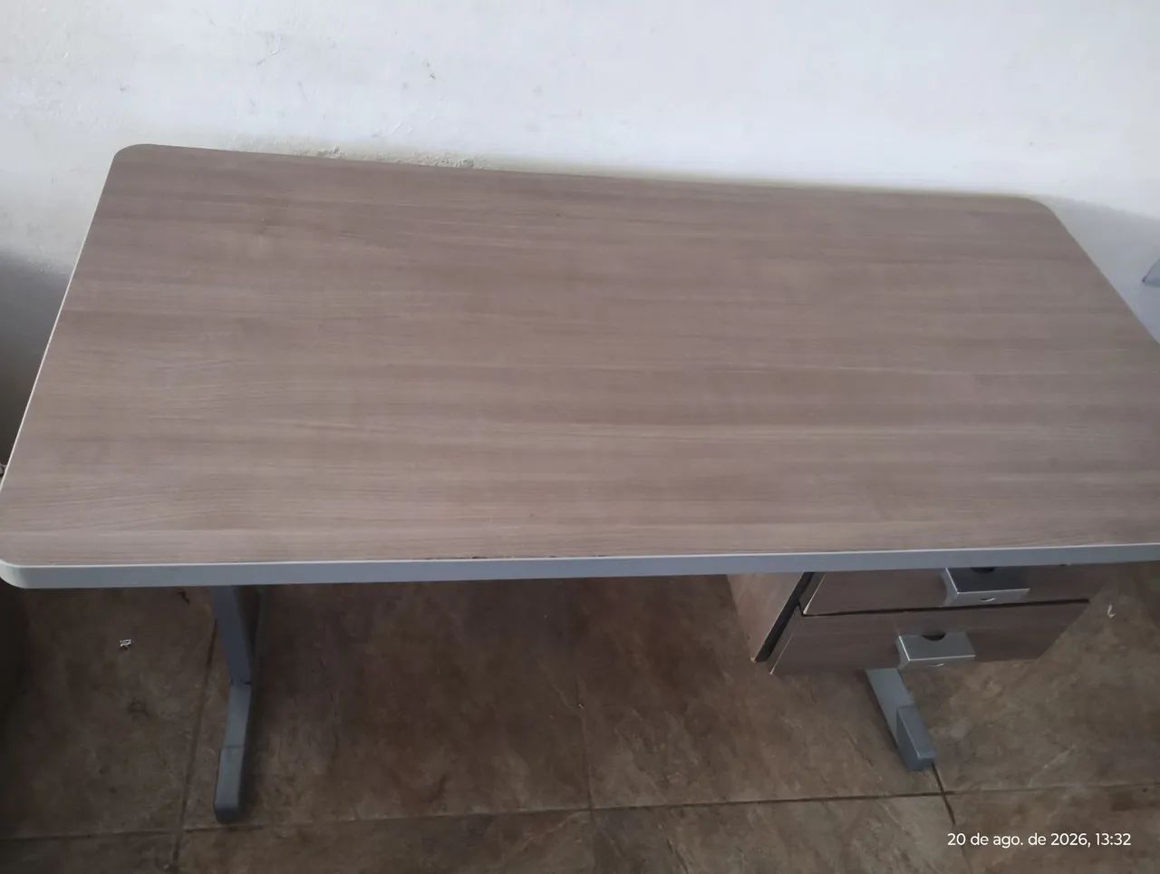 Vendo mesa de escritório com 02 gavetas!  - Foto 3