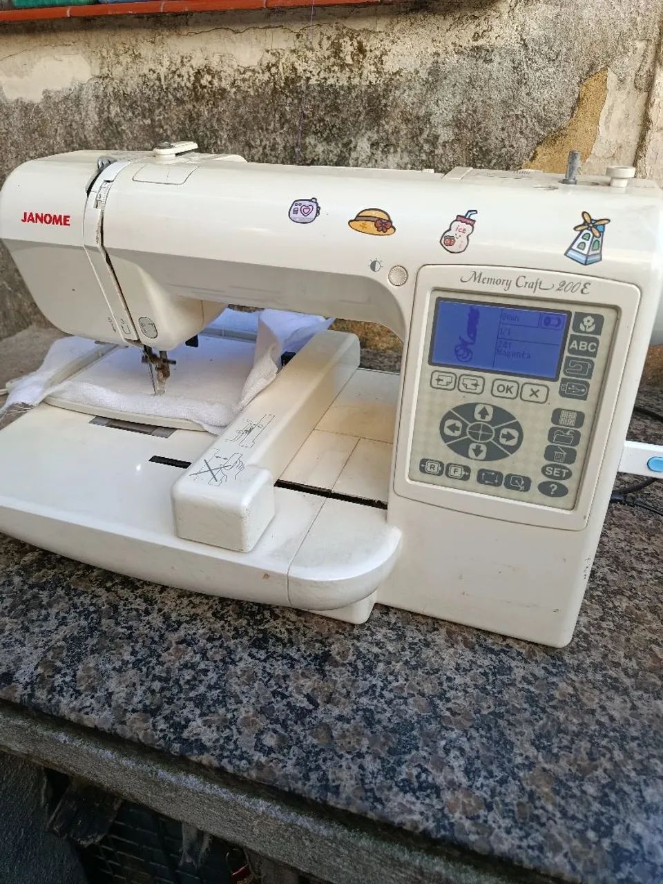 Máquina de bordar Janome MC 200E