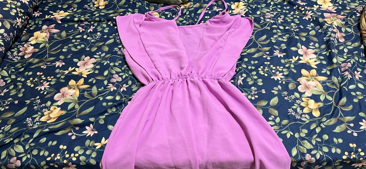 Vestido Curto Feminino Lilás com Elástico na Cintina (Tecido Leve) - Foto 3