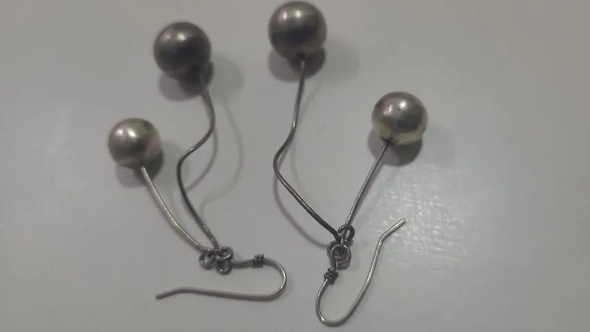 brincos em prata de gancho com pingente de bola