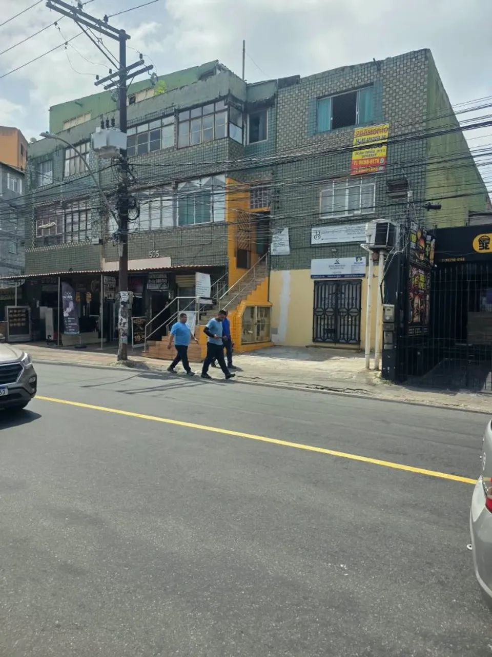 Prédio comercial: (Centro Comercial Matatu de Brotas 