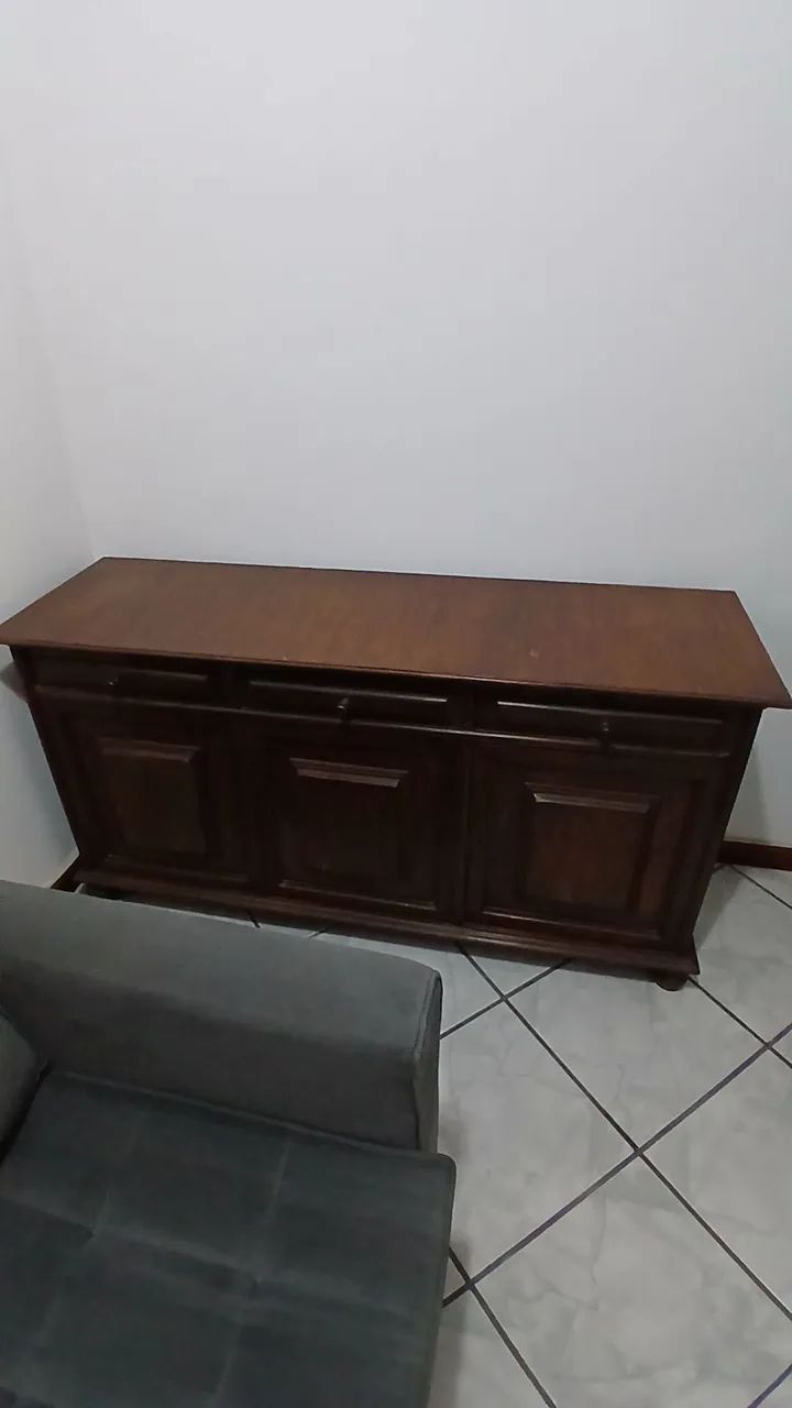 Uma cômoda grande usada com gavetas