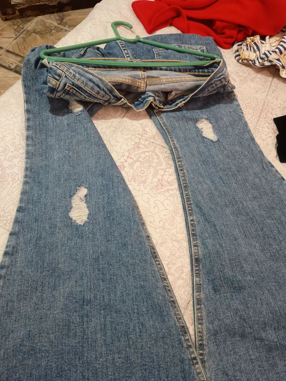 Vendo uma calça jeans,boca larga,modelo antigo,tamanho 40 - Foto 4