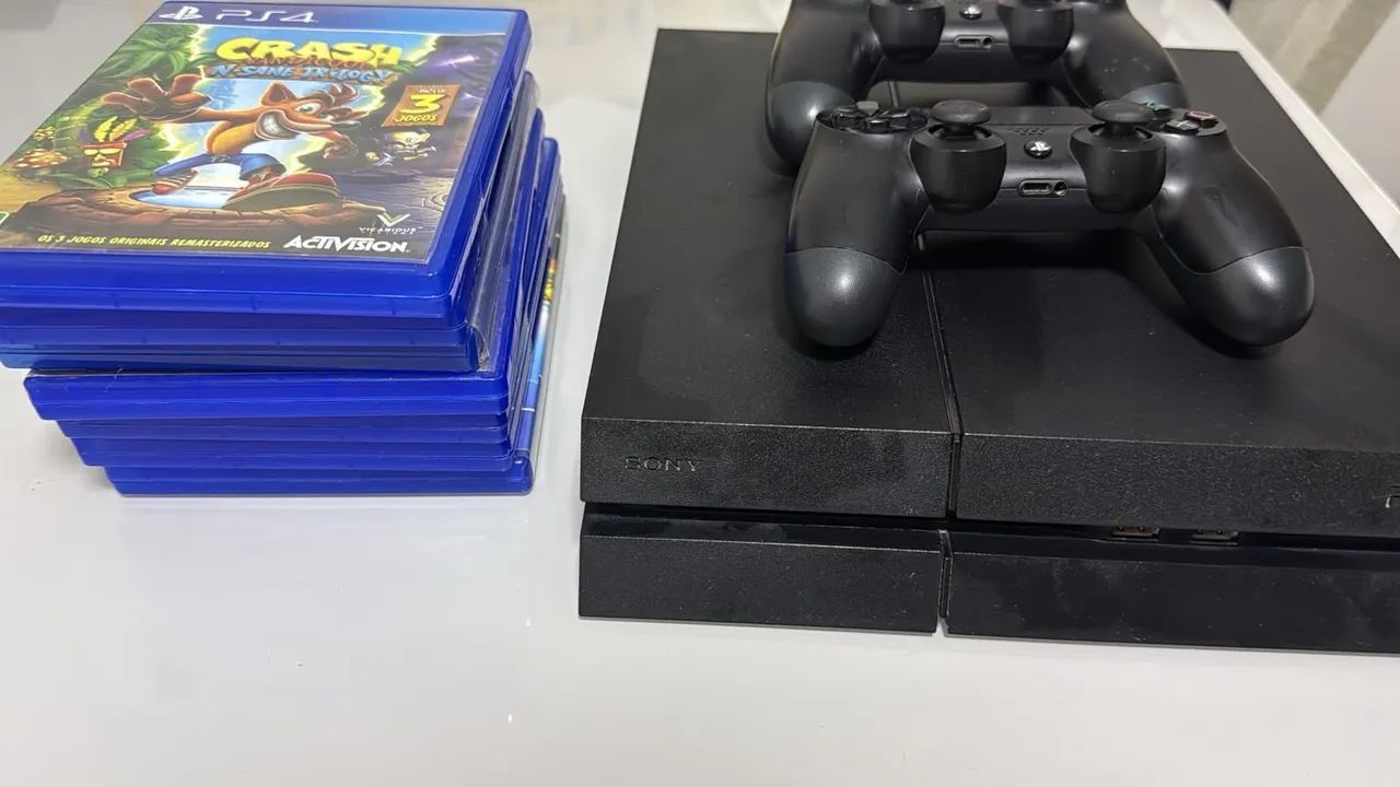 PlayStation 4 com 2 controles e 5 jogos