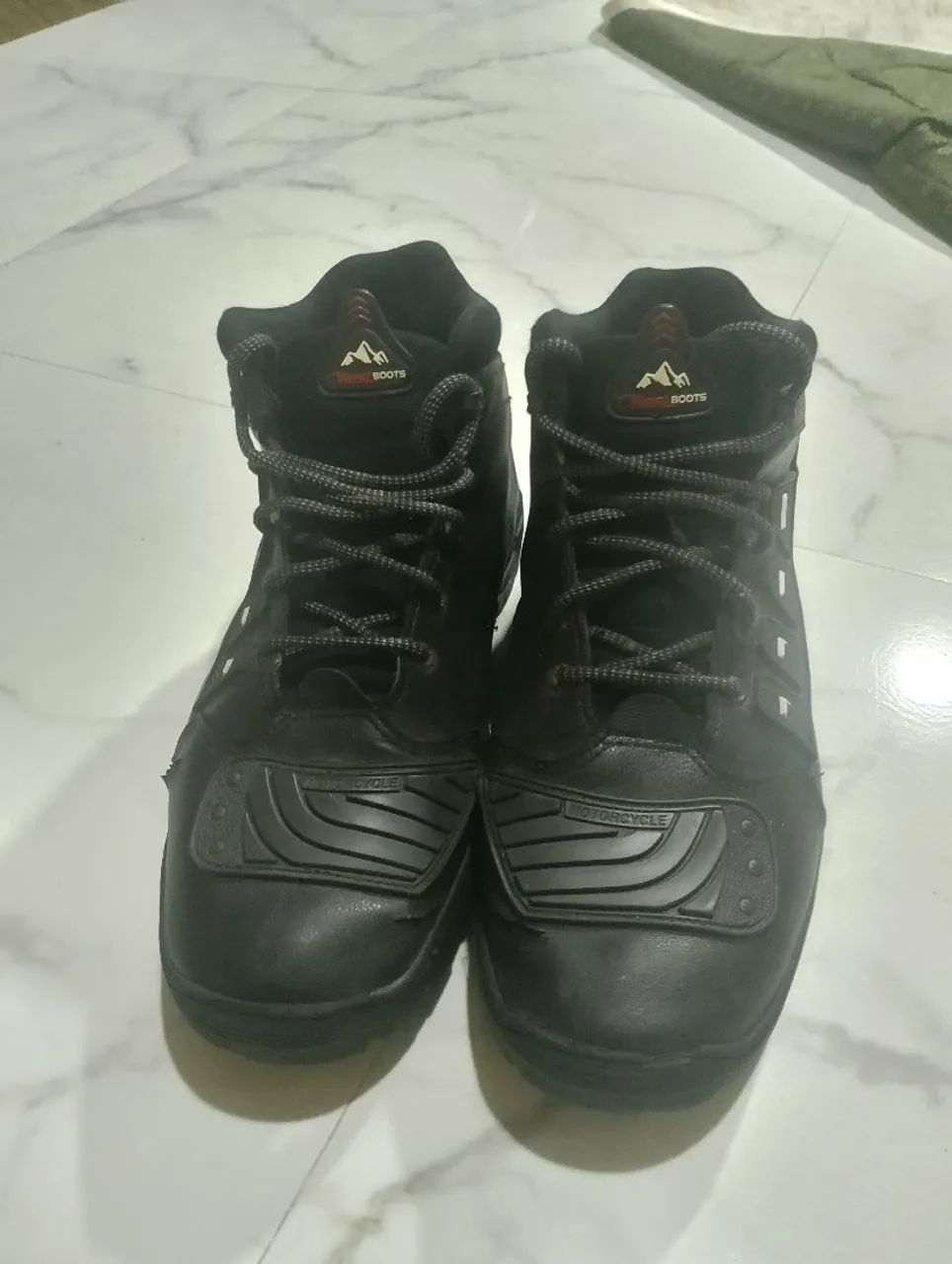 Bota adventure cano médio couro resistente  - Foto 2