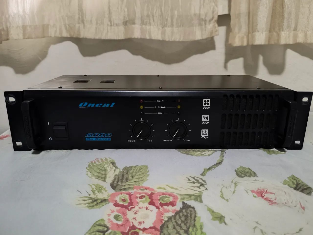 Amplificador de potência oneal 2000.