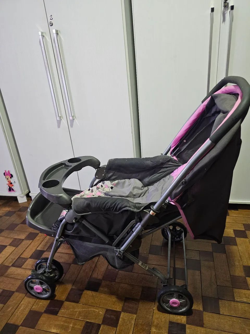 Carrinho de Bebê Cosco Rosa e Cinza Semi Novo - Foto 4