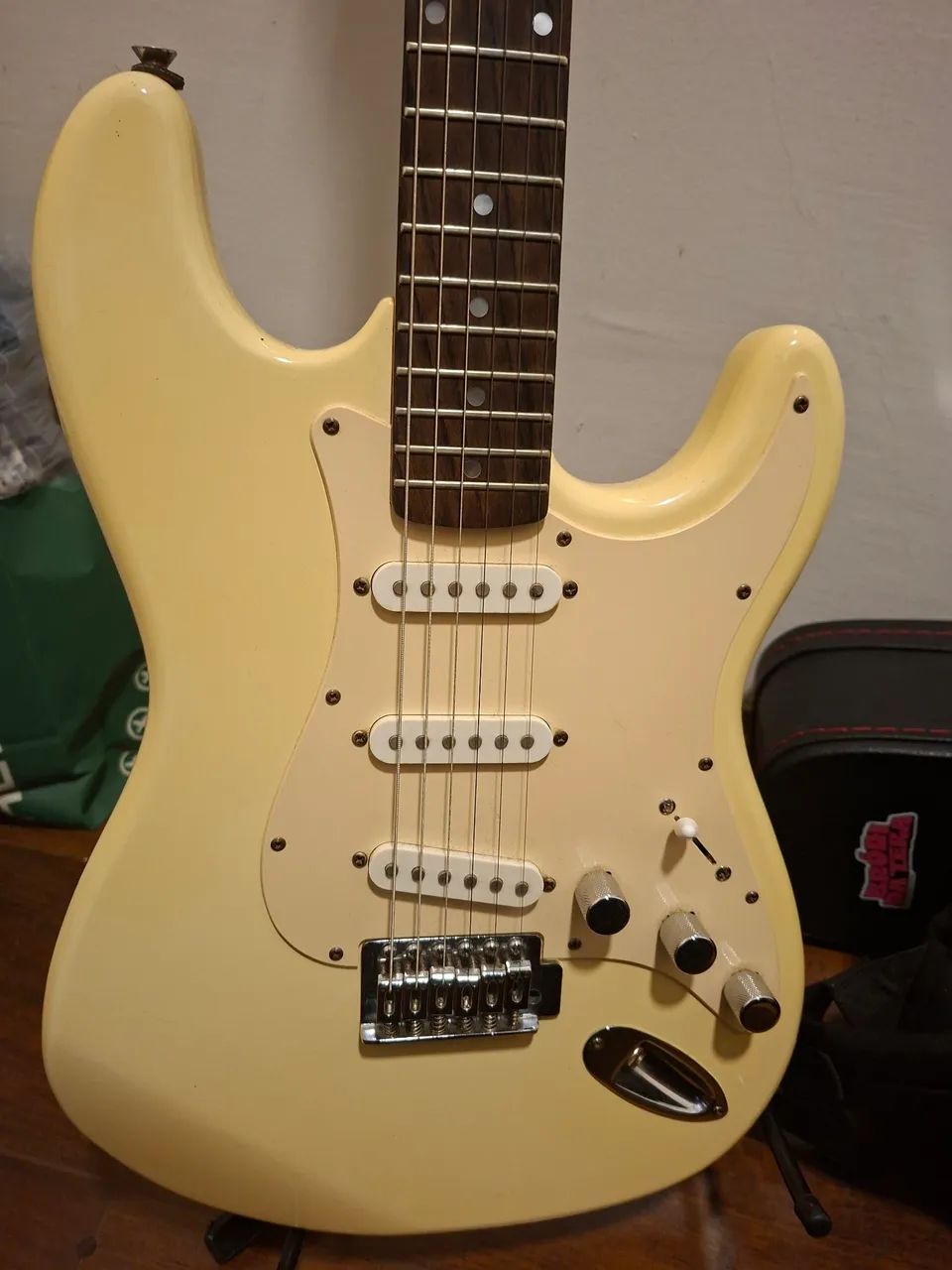 Guitarra Stratocaster Creme Trigger 