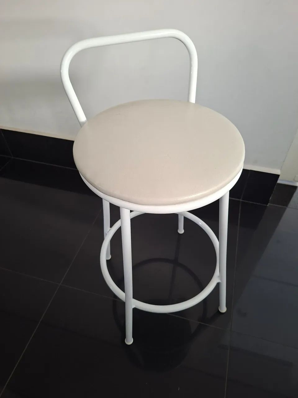 4 banquetas em ferro pintadas de branco com estofado em couruno
