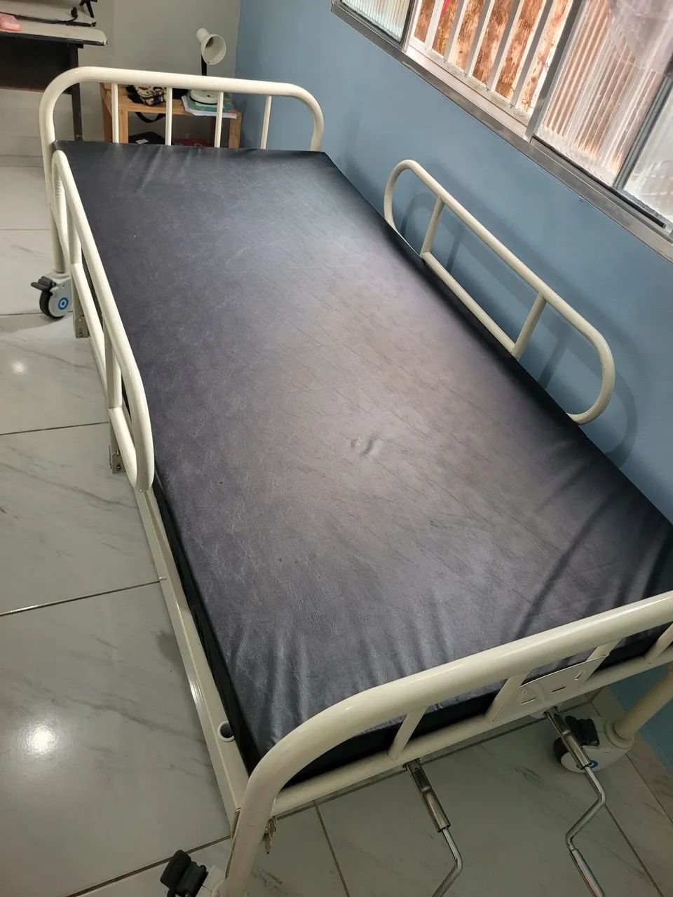 Cama Hospitalar 2 Manivelas Supermedy e Colchão Hospitalar D-28 com capa impermeável. - Foto 5