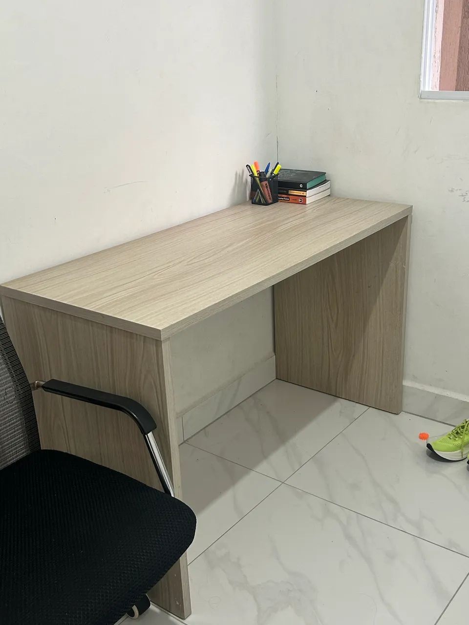 Mesa computado com cadeira 