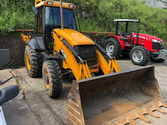 Retroescavadeira JCB 4x4