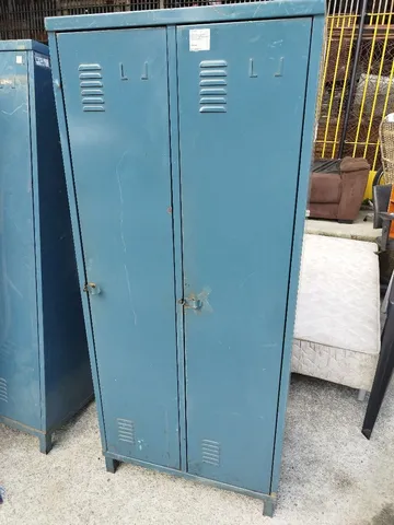 Antigo armário de aço restaurado. Anos 1960 e 1970. Cor azul frança