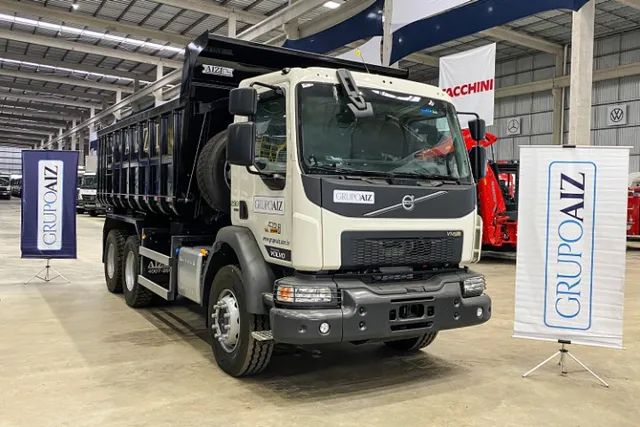 Caminhão Volvo VMX 290 6x4  com caçamba convencional 16m3