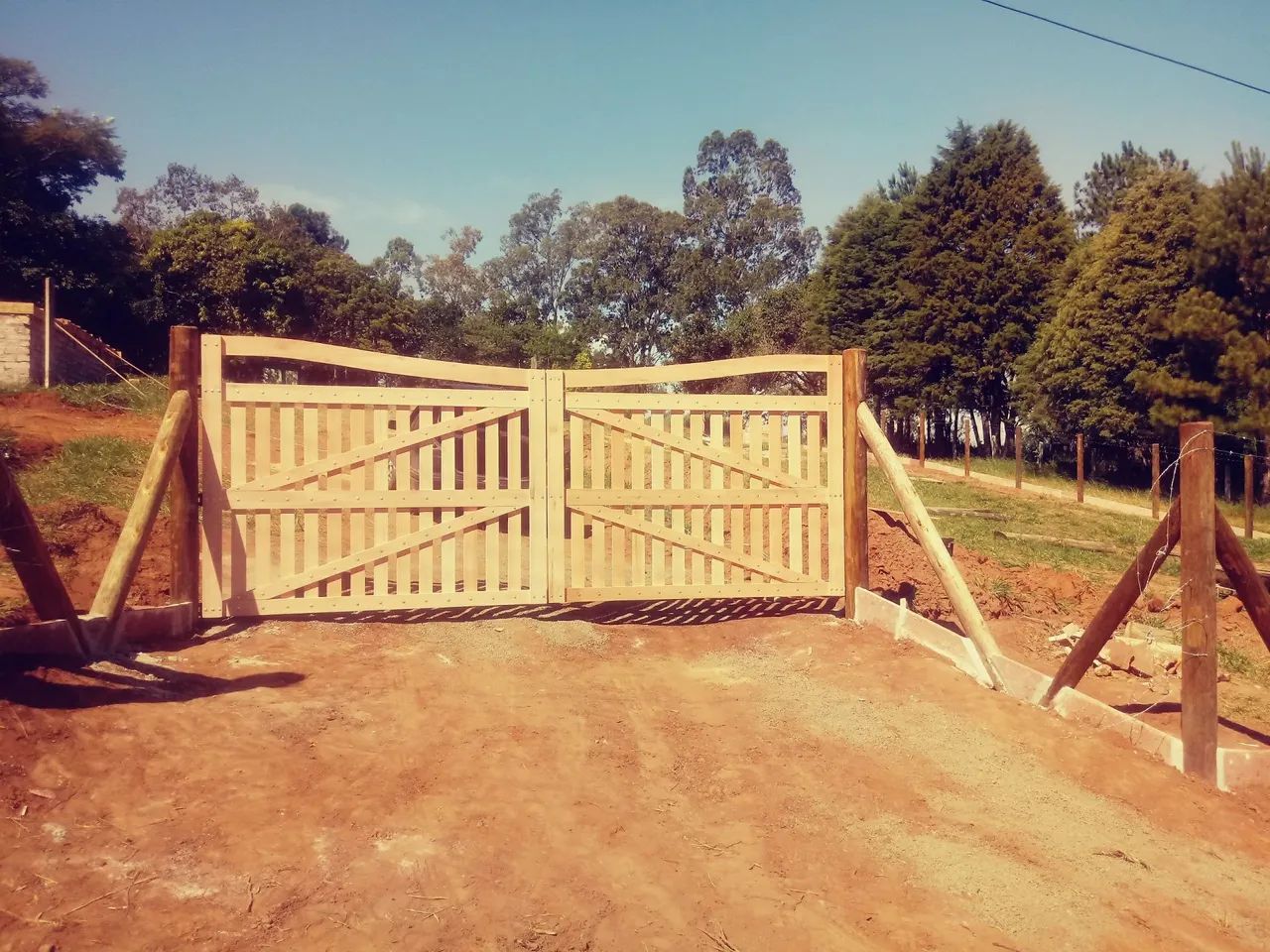 Portão de madeira para segurança residencial - Foto 6