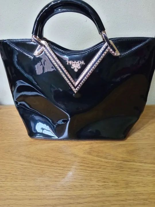 Bolsa feminina preta com detalhes em strass