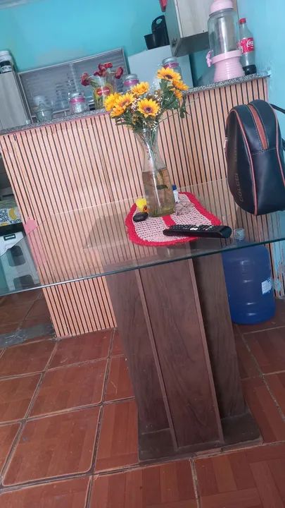 Mesa de vidro com base em madeira