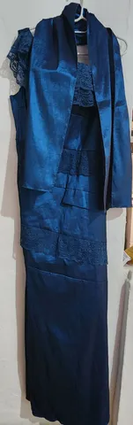 Vestido de festa azul em tafetá acompanha echarpe