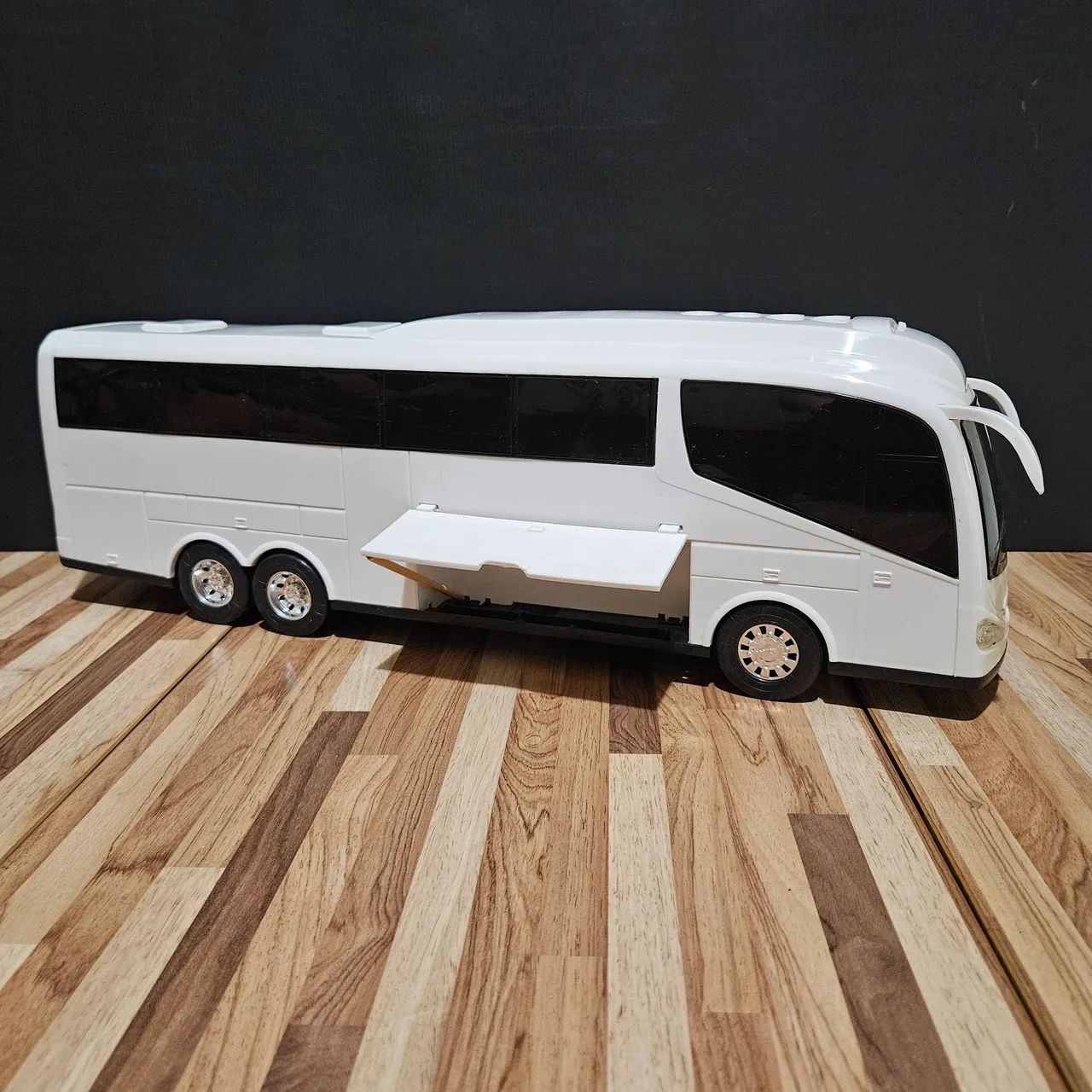 Ônibus Grande Realístico Novo - Foto 3