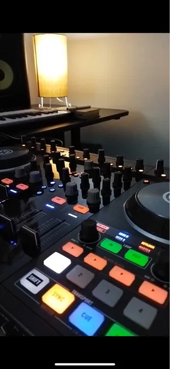 Controladora DJ Traktor S4 MK2 + HardCase