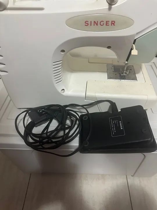 Máquina de costura singer bela