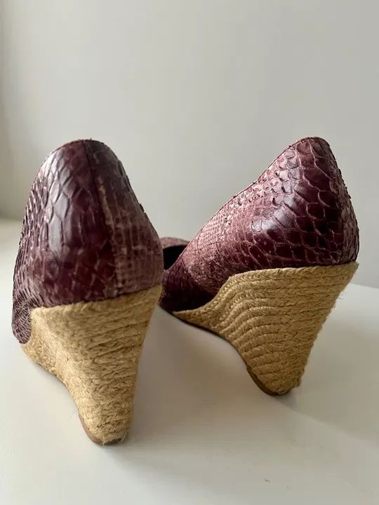 Sandália anabela couro vinho animal print - Foto 5