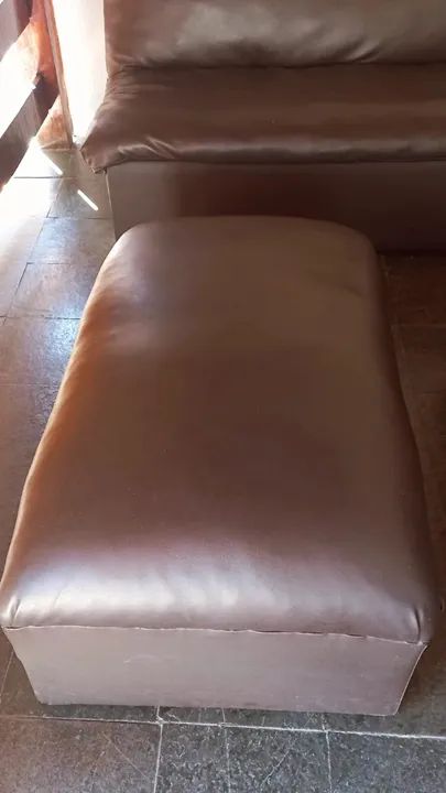 Lindo Conjunto De Sofás e Puff Em Corino - Foto 4