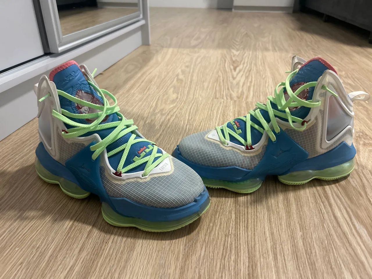 Nike lebron james olx best sale