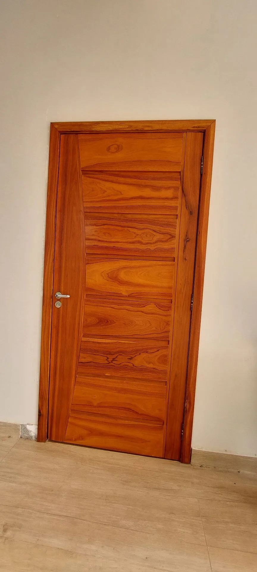 Porta de madeira maciça com acabamento impecável - Foto 3