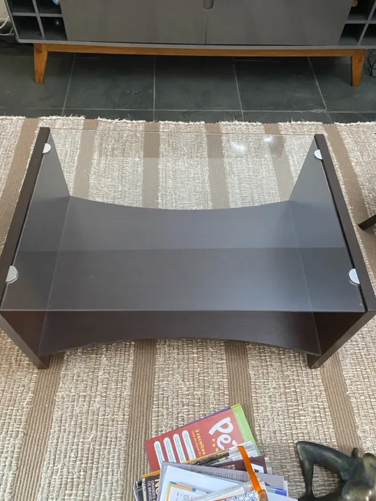 Mesa de centro em madeira e vidro.