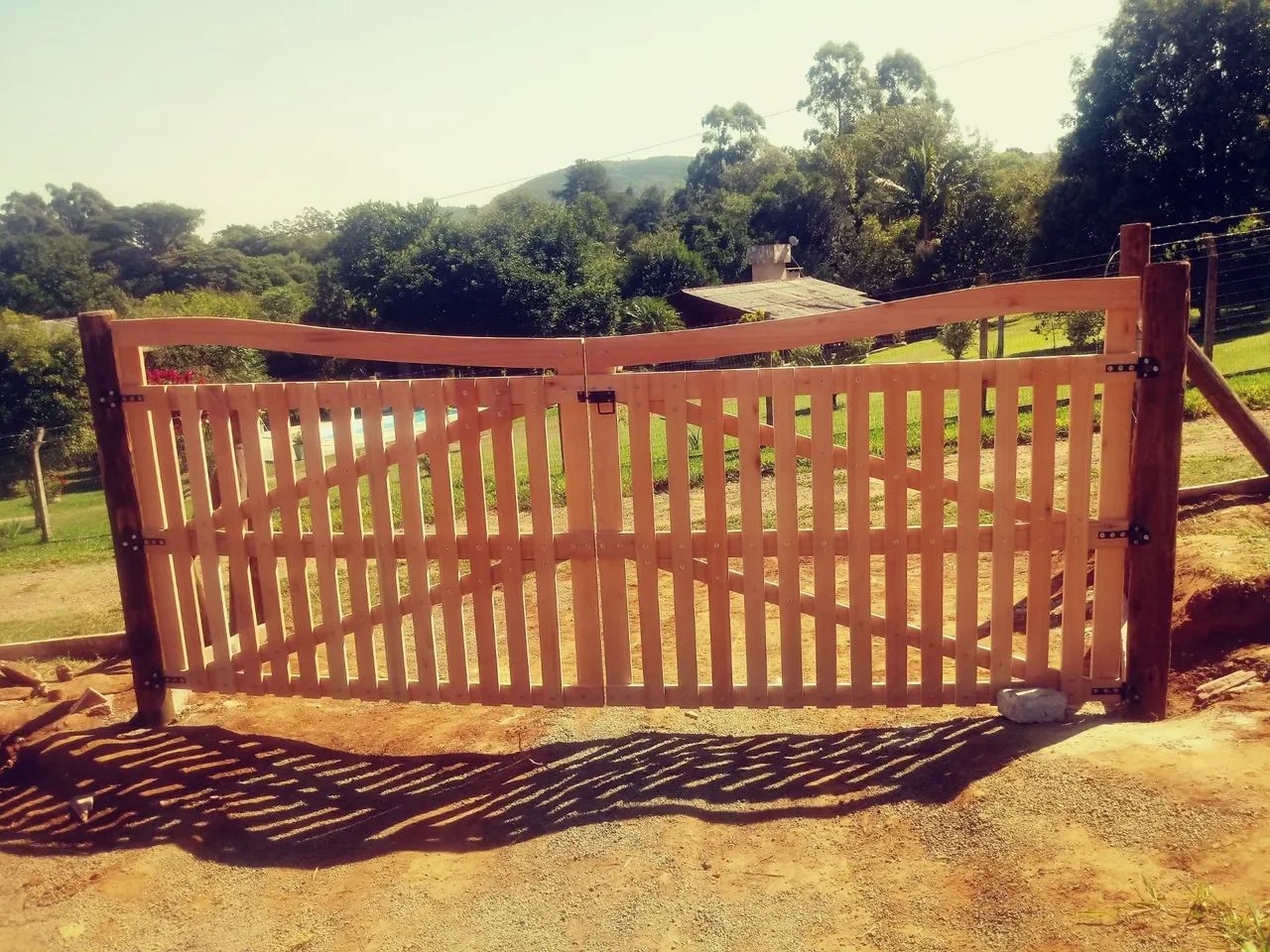 Portão de madeira para segurança residencial - Foto 4