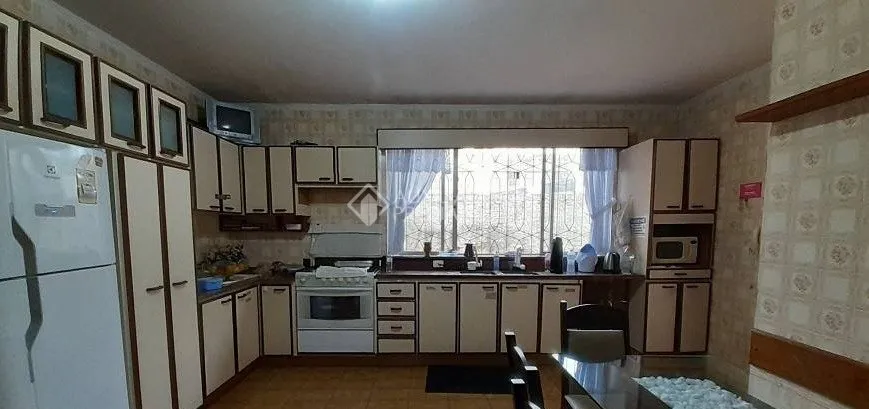 Casa com 300m² de área privativa, para uso residencial ou comercial.