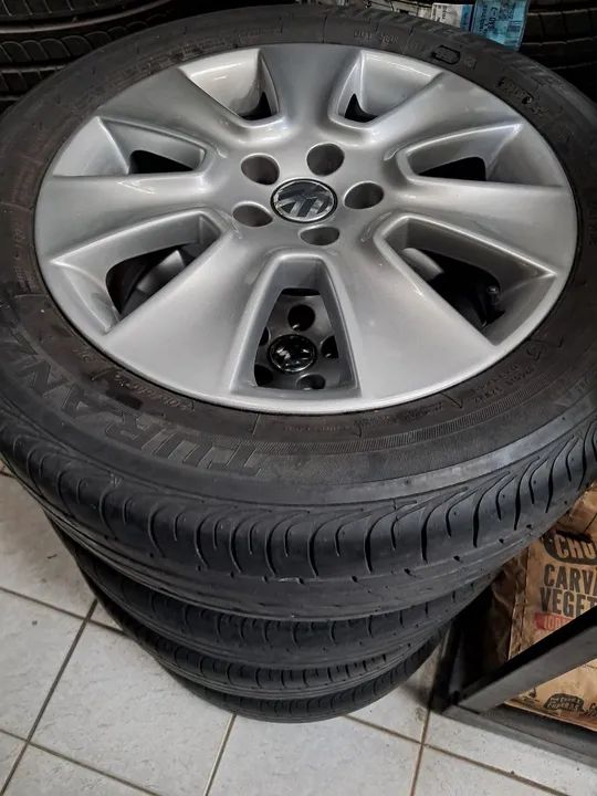 Roda aro 16 Volkswagen New Beatle Prata Fox 5X100 originais com Pneu 205 55 16 Bridgestone