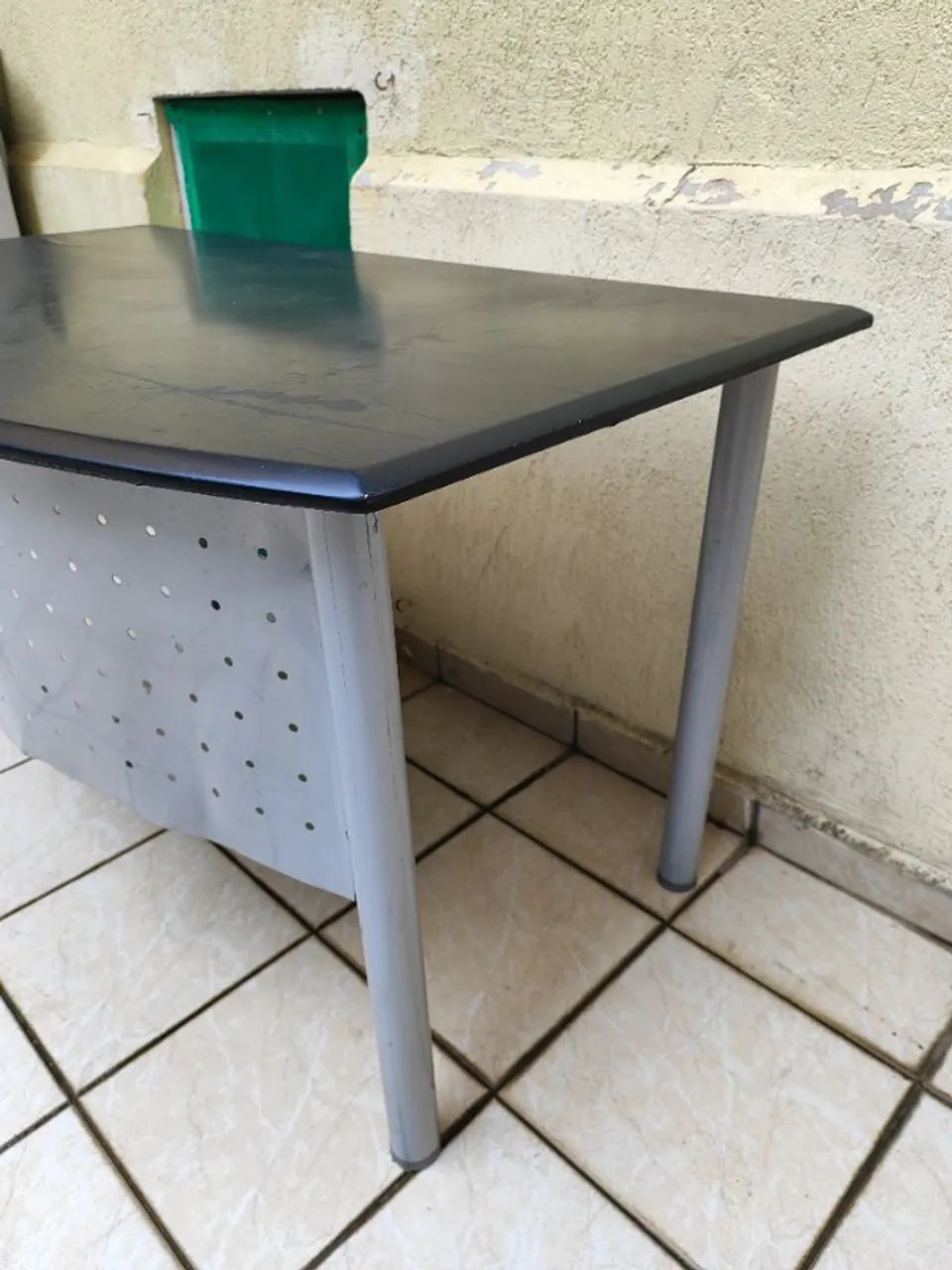 Mesa de Escritório Preta com Estrutura em Metal - 1,4m - Foto 3