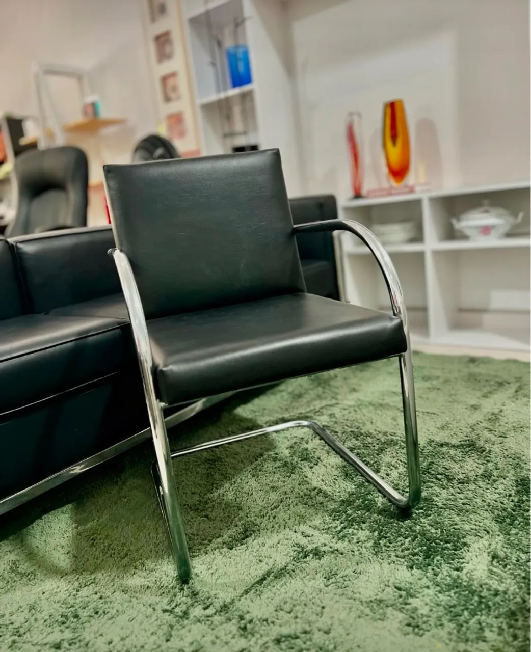 Cadeira modelo BRNO com estrutura em aço tubular e assento estofado