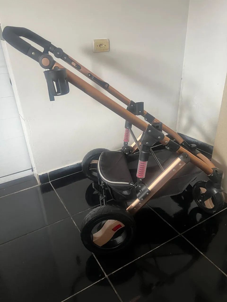 Carrinho de Bebê Dobrável - Design Elegante e Conforto - Foto 4