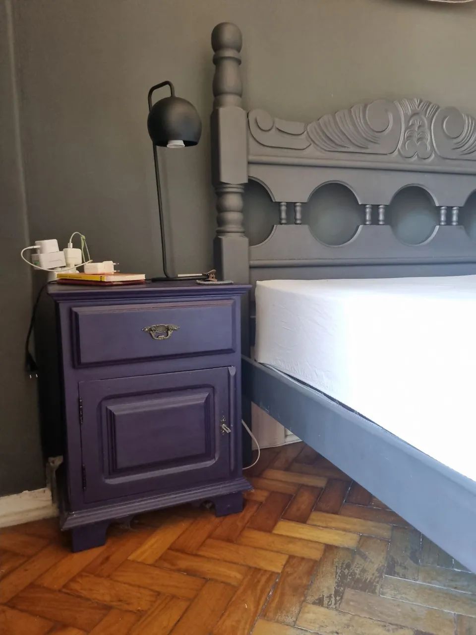 Cama de casal e mesas de cabeceiras madeira maciça  - Foto 3