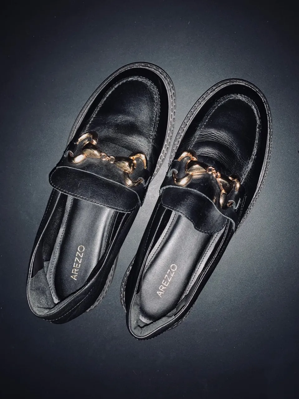 Sapatos Loafer Arezzo Preto com Detalhe Dourado