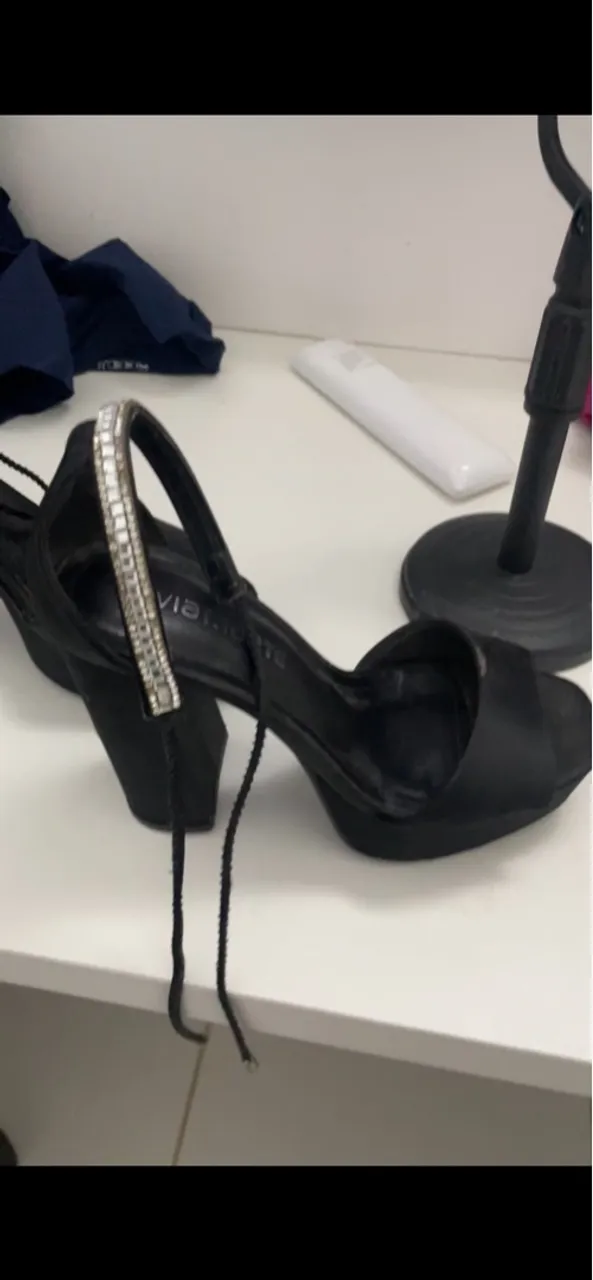Sandália Via Marte Preta com Detalhes em Strass