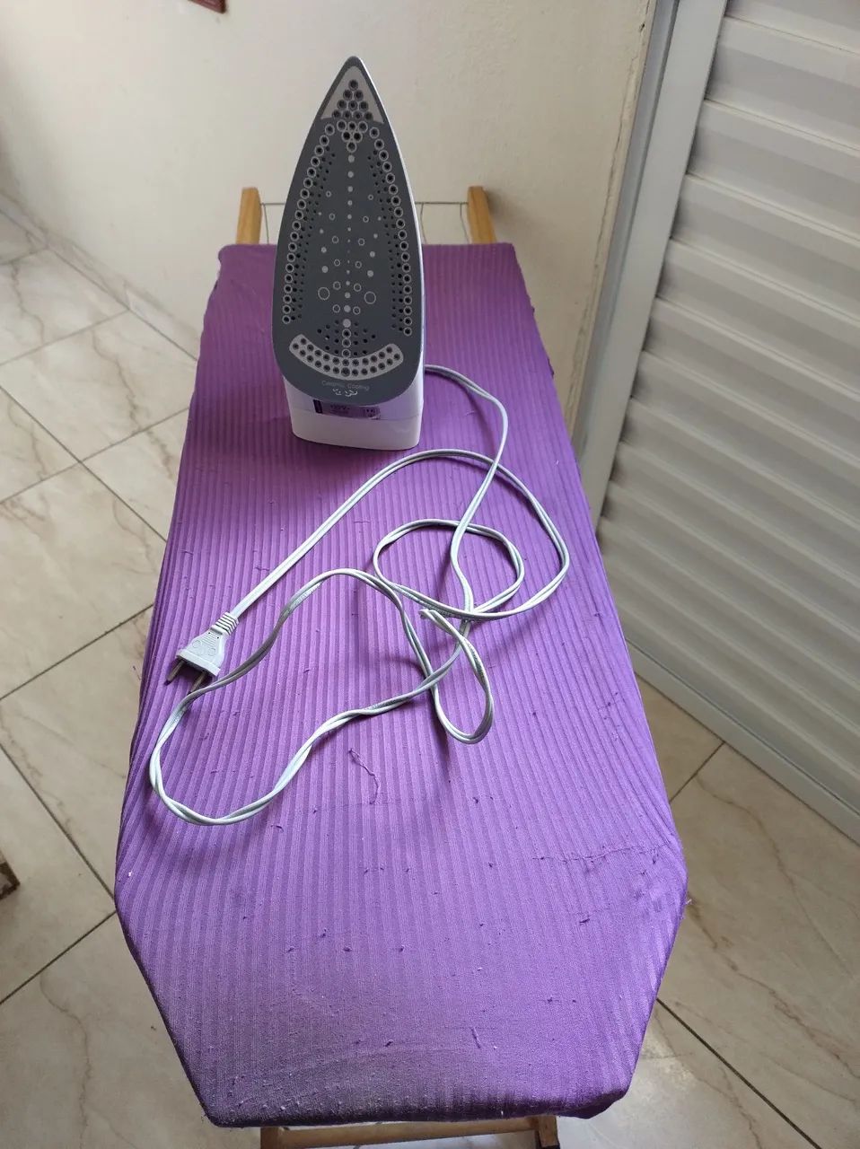 Ferro a vapor e tábua de passar roupa - Foto 2