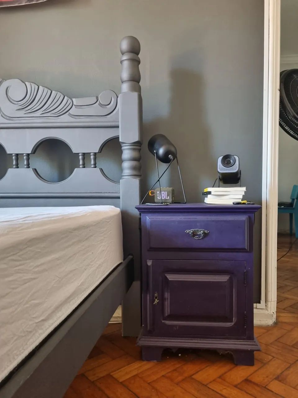 Cama de casal e mesas de cabeceiras madeira maciça  - Foto 5