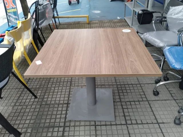 Mesa em Formato Quadrado