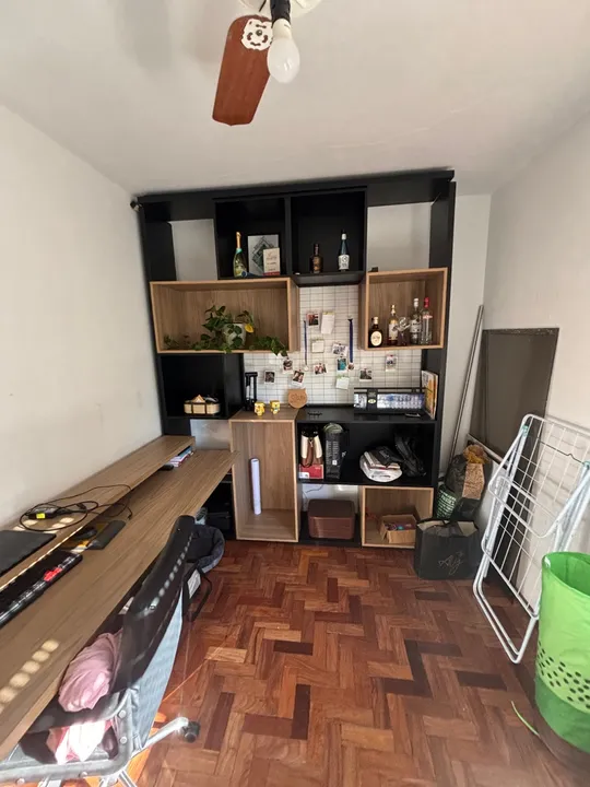 Escrivaninha e estante com Design Moderno