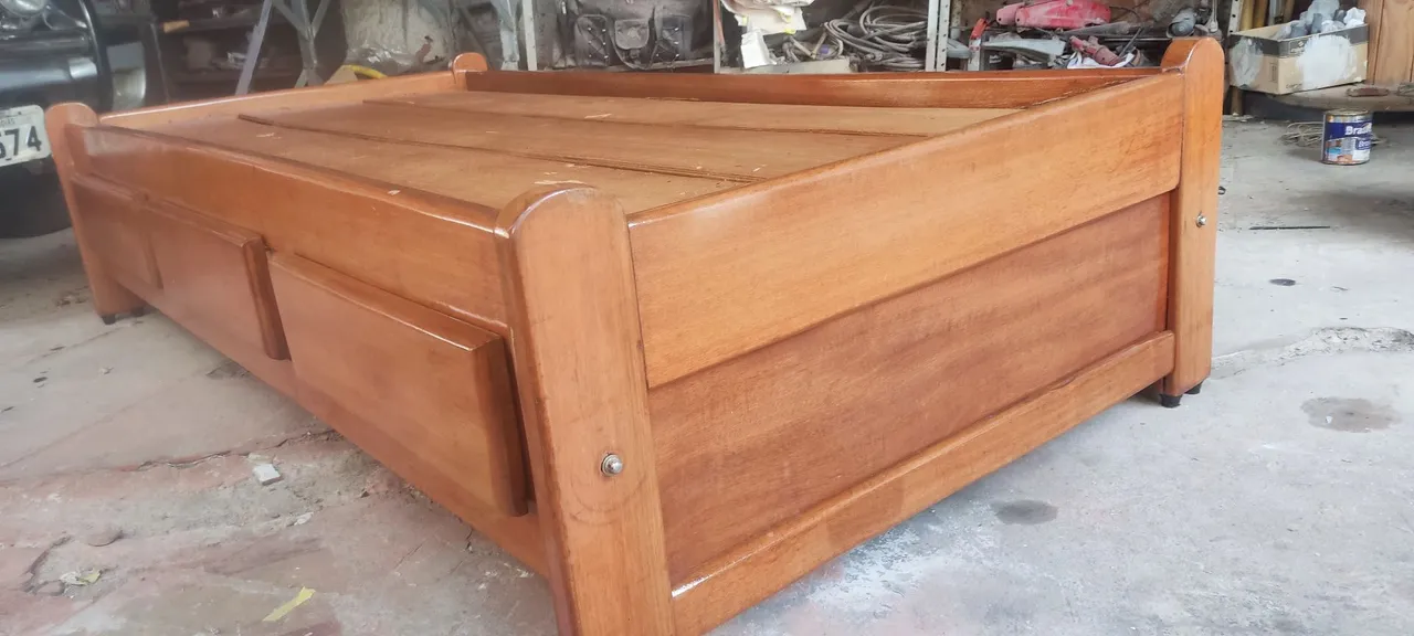 Cama de solteiro de madeira maciça com gavetas