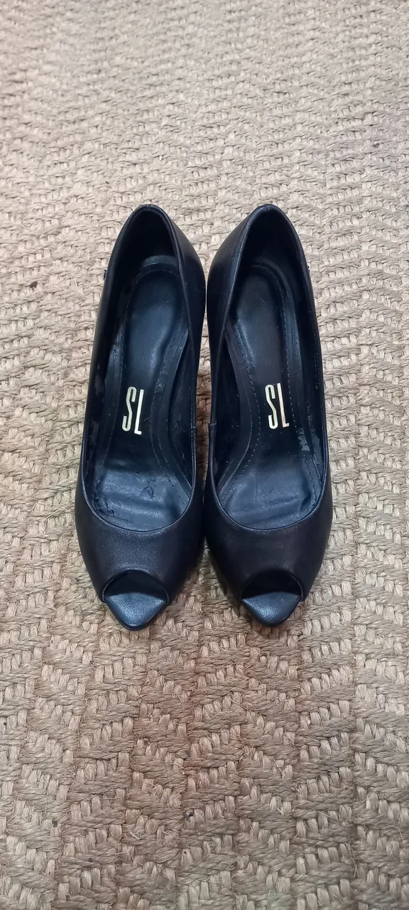 Scarpin preto salto fino