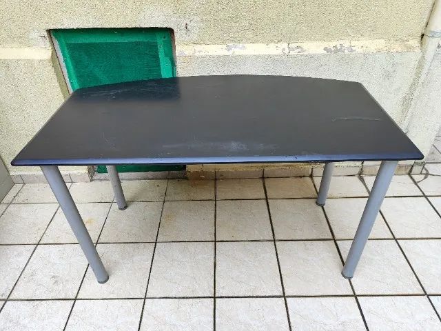 Mesa de Escritório Preta com Estrutura em Metal - 1,4m - Foto 5