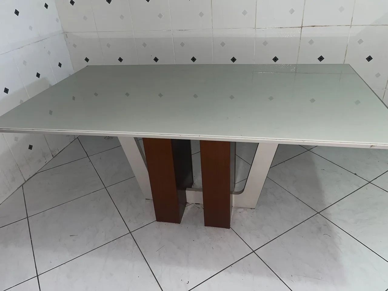 Mesa de jantar 1,80X1,00 cm laqueada, tampo de vidro 