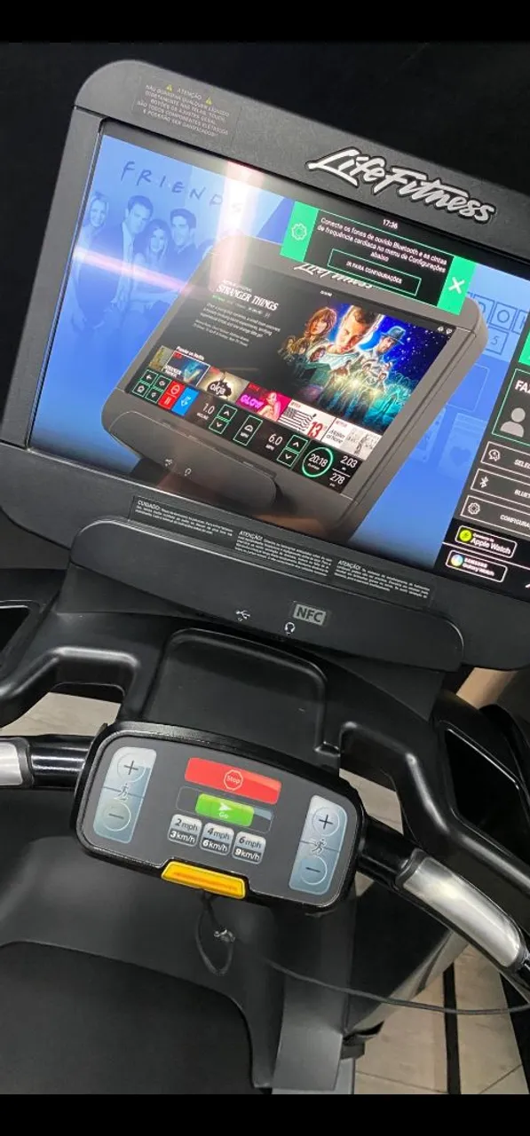 Esteira Life Fitness SE3HD 21"