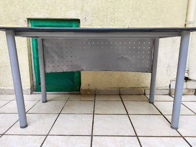 Mesa de Escritório Preta com Estrutura em Metal - 1,4m - Foto 2